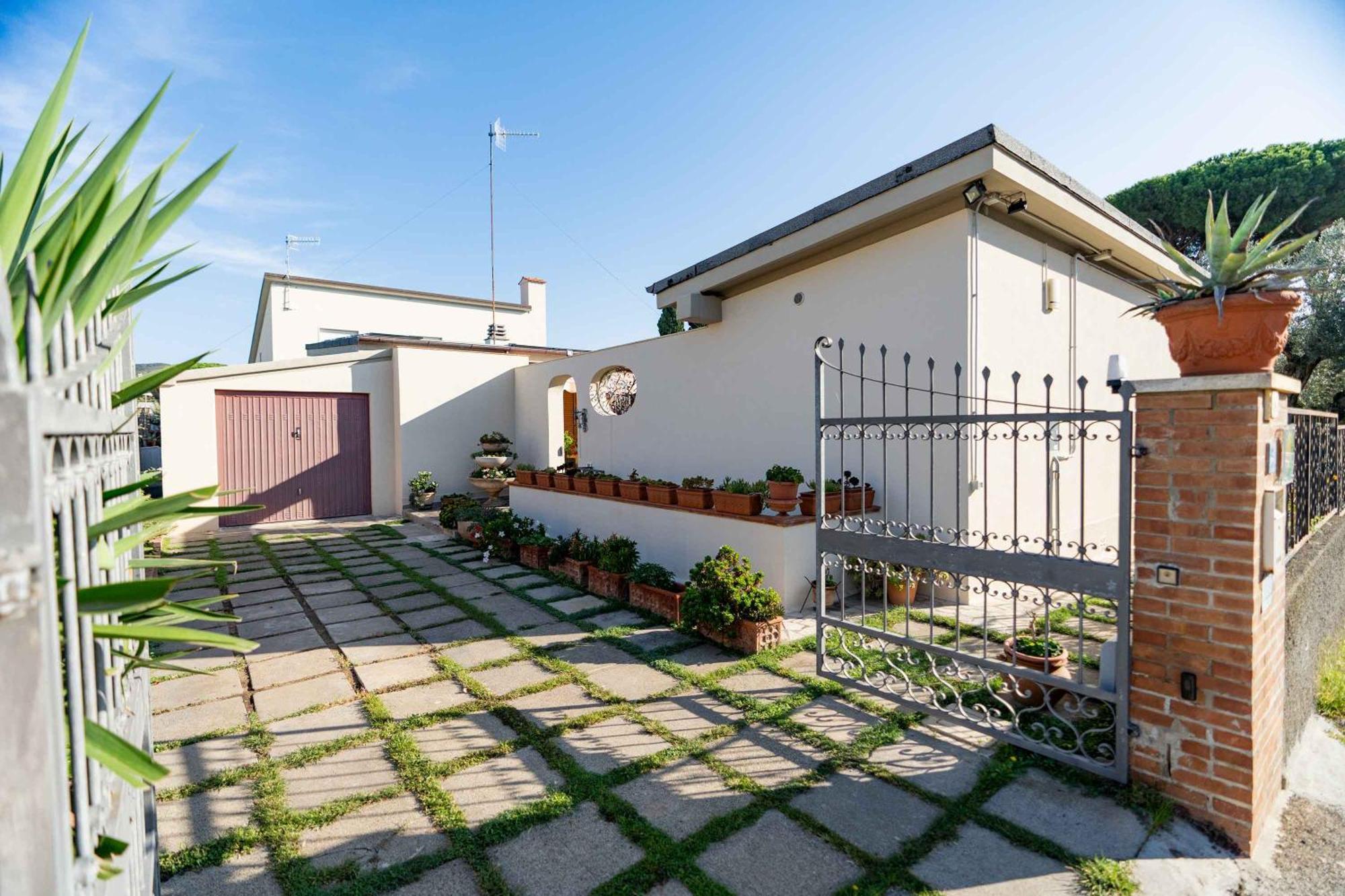 Sunny Courtyard Apartment Piombino Exterior foto